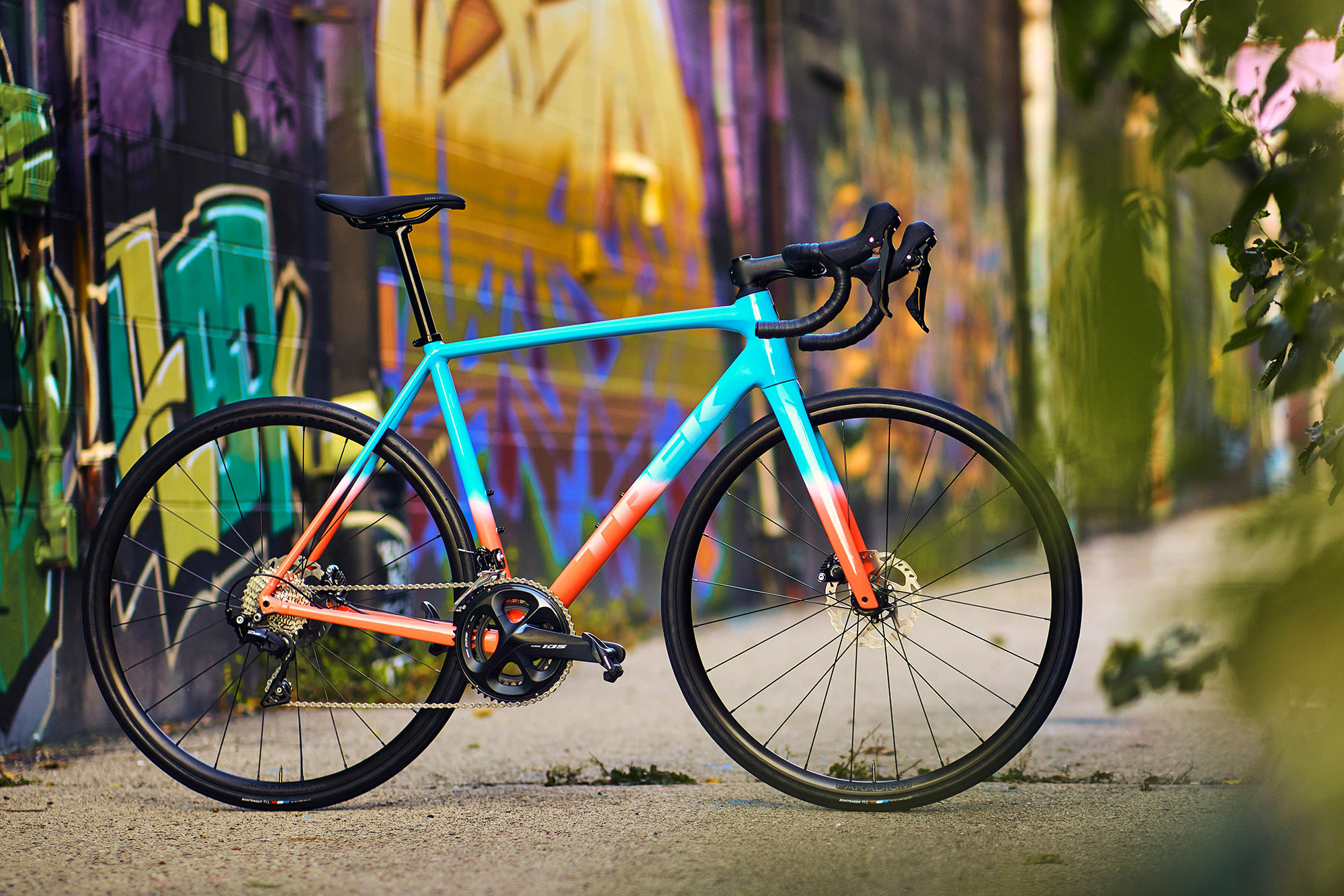 2023 trek emonda ALR aluminum road bike with shaped tubes that look like carbon