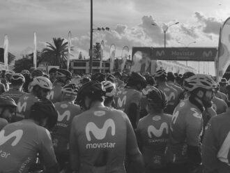 Grupo de ciclistas esperando la largada de la carrera