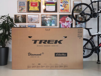Fahrradkarton vor einer Wand mit Bilderrahmen