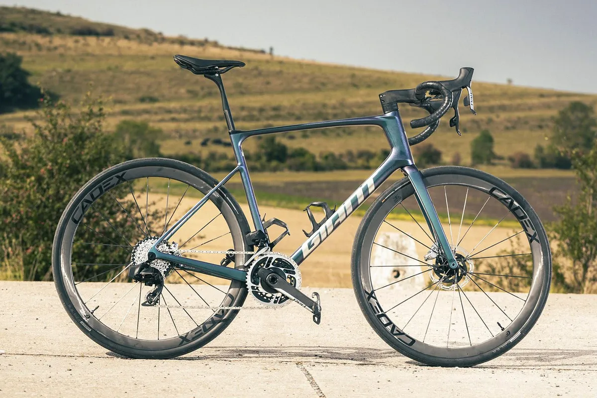 Giant Defy Advanced SL 0 photographed outside.