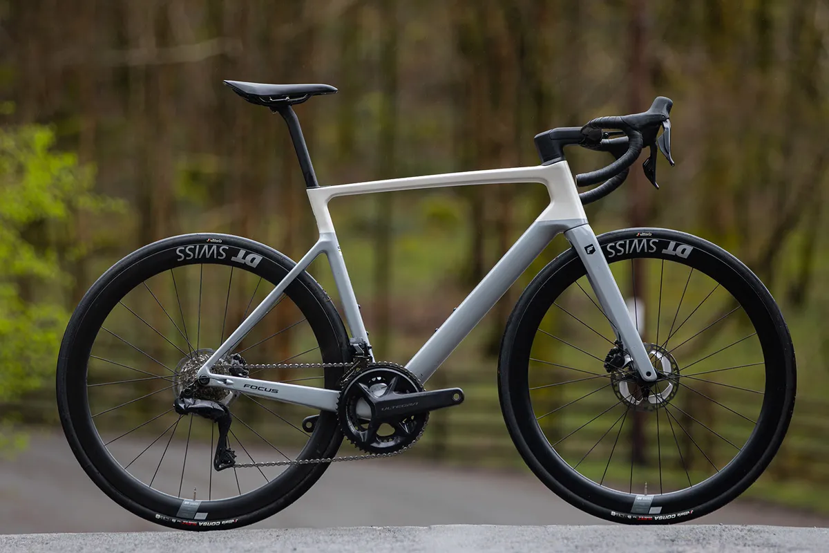 Pack shot of the Focus Izalco Max 9.8 road bike
