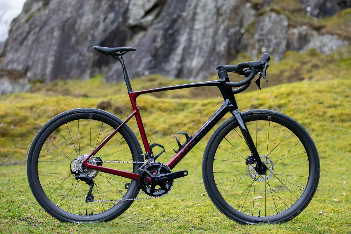 Pack shot of the Giant Defy Advanced Pro 2 road bike