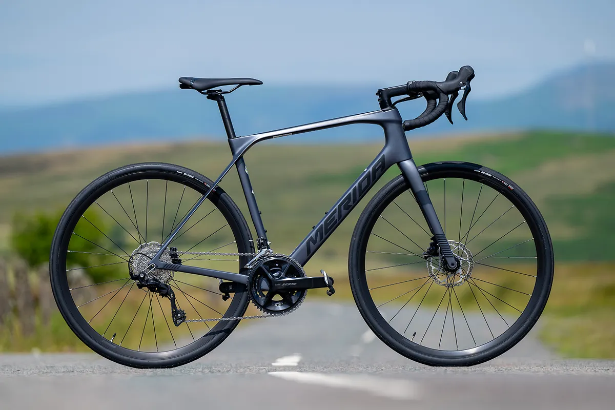 pack shot of the Merida Scultura Endurance 4000 road bike