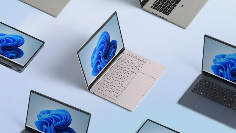 Niz otvorenih uređaja sa plavim Microsoft Bloom efektom na svakom ekranu na svetloplavoj pozadini