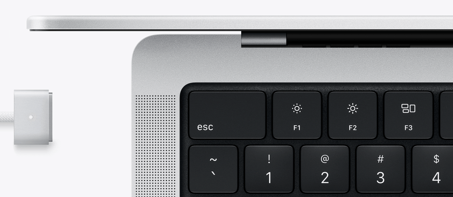 Une animation montrant le câble de l’adaptateur secteur se connectant au port du MacBook Pro.