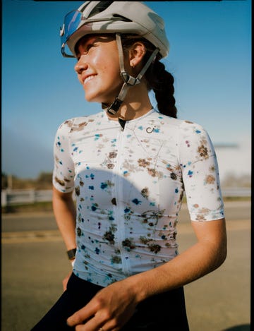 cyclist anna yamauchi wearing helmet and sunglasses