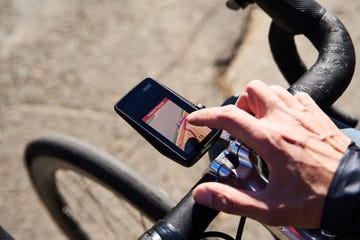 Cyclist using a GPS device mounted on a bicycle handlebar