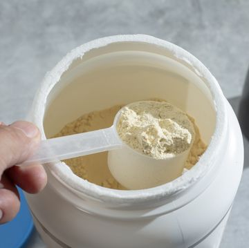 hand scoops protein powder