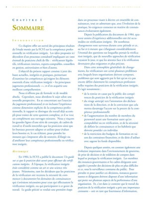 C H A P I T R E 1
SOMMAIRE
I N T R O D U C T I O N
Ce chapitre offre un survol des principaux résultats
de l’étude menée par la FCVI sur la compétence profes-
sionnelle en vérification intégrée. Les idées proposées ici
découlent d’un processus consultatif impliquant un vaste
éventail de praticiens chefs de file : vérificateurs législa-
tifs, vérificateurs internes, experts-comptables, conseillers
en gestion, universitaires et bien d’autres.
L’objectif du présent rapport consiste à jeter des
bases actuelles, intégrées et pratiques, permettant
d’examiner les compétences qu’exigent les éléments
essentiels d’une vérification intégrée – les principaux
jugements professionnels —, et d’en acquérir une
meilleure compréhension.
Nous n’offrons pas de formule ni de modèle
absolu. Cependant, nous abordons le sujet selon une
nouvelle perspective. En se concentrant sur l’exercice
du jugement professionnel et en incluant l’expérience
comme dimension explicite de la compétence profes-
sionnelle, le rapport se distingue du travail déjà accom-
pli pour traiter de cette question complexe, et il se veut
un complément aux ouvrages existants. Nous y traçons
les grandes lignes d’une série de concepts, de cadres de
travail et d’outils interreliés que les praticiens ainsi que
les bureaux peuvent adapter et utiliser pour évaluer
leurs besoins et, le cas échéant, pour prendre les
mesures qui s’imposent afin de soutenir, d’élargir ou
d’améliorer leur compétence professionnelle en vérifica-
tion intégrée.
HI S TO R I Q U E
En 1984, la FCVI a publié le document Un guide
sur ce que le praticien doit savoir pour effectuer des vérifi-
cations intégrées. À l’époque, la vérification intégrée
était considérée comme un art et une science très
jeunes. Néanmoins, tant les décideurs que les praticiens
de la vérification ont reconnu la nécessité de com-
mencer à documenter les domaines de connaissances
qui s’avéraient nécessaires pour ceux qui effectuaient la
vérification intégrée, ou qui participaient à ce genre de
travail. Le guide précité se voulait une première étape
dans un processus visant à décrire cet ensemble de con-
naissances, tout en admettant que, avec l’évolution de la
pratique, les exigences connexes en matière de connais-
sances évolueraient également.
Depuis la publication du document de 1984, qua-
torze années d’expérience additionnelles ont été accu-
mulées en vérification intégrée. De nombreux
changements sont survenus durant cette période et ce,
au fur et à mesure que s’élargissait considérablement
l’éventail des questions sur lesquelles portait la vérifica-
tion intégrée, que de nouvelles approches de vérification
voyaient le jour, et que les attentes face à la vérification
devenaient plus exigeantes et plus précises.
Dans cette atmosphère généralisée de change-
ments, les vérificateurs ont cerné plusieurs problèmes
avec lesquels leurs organisations doivent composer,
problèmes qui sont aggravés par le fait qu’on n’a pas
encore défini clairement les compétences profession-
nelles requises des praticiens de la vérification intégrée.
Il s’agit notamment :
• de la remise en cause par le public des compé-
tences du praticien de la vérification intégrée
• du virage anticipé vers l’attestation des déclara-
tions de la direction, et de la conviction que cela
mettra davantage l’accent sur la preuve de la com-
pétence professionnelle
• de l’augmentation du nombre de membres du
personnel ayant une formation autre qu’en
comptabilité ou en vérification, et de la nécessité
de définir les connaissances et les habiletés que
doivent posséder ces individus
• de la restriction des budgets de formation en rai-
son des contraintes financières, et du désir d’utiliser
avec sagesse les fonds disponibles.
Depuis quelques années, on constate également une
évolution importante dans l’environnement de gouverne,
de prise de décision et de reddition de comptes dans
lequel se pratique la vérification intégrée. Les membres
des instances gouvernantes et les cadres dirigeants sont
appelés à prendre des décisions de plus en plus difficiles
et ce, sous la surveillance constante du public. Pour
prendre et pour justifier ces décisions, instances gouver-
nantes et dirigeants doivent disposer d’une information
qui porte sur plusieurs aspects de la performance d’une
organisation. Et, c’est dans ce contexte que le travail du
praticien de la vérification intégrée a pris une importance
croissante – soit en tant que fournisseur d’information,
C O M P É T E N C E S N É C E S S A I R E S P O U R P R A T I Q U E R L A V É R I F I C A T I O N I N T É G R É E . G U I D E D U P R A T I C I E N2
 